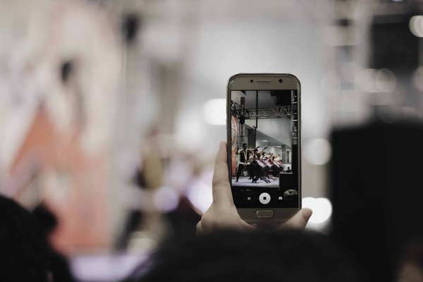 Comment les smartphones influencent-ils la photographie de rue ?